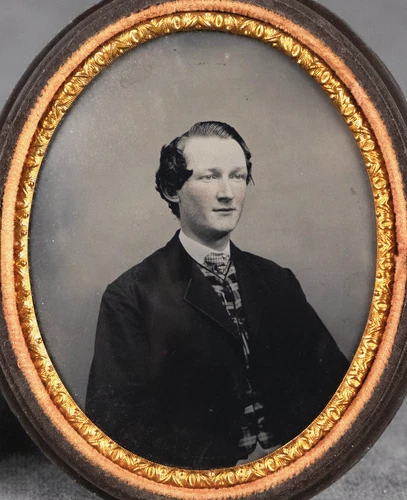 Berg 3-406 RARE Oval Union Case, Cean Tintype of Well Dressed Man in Plaid Vest