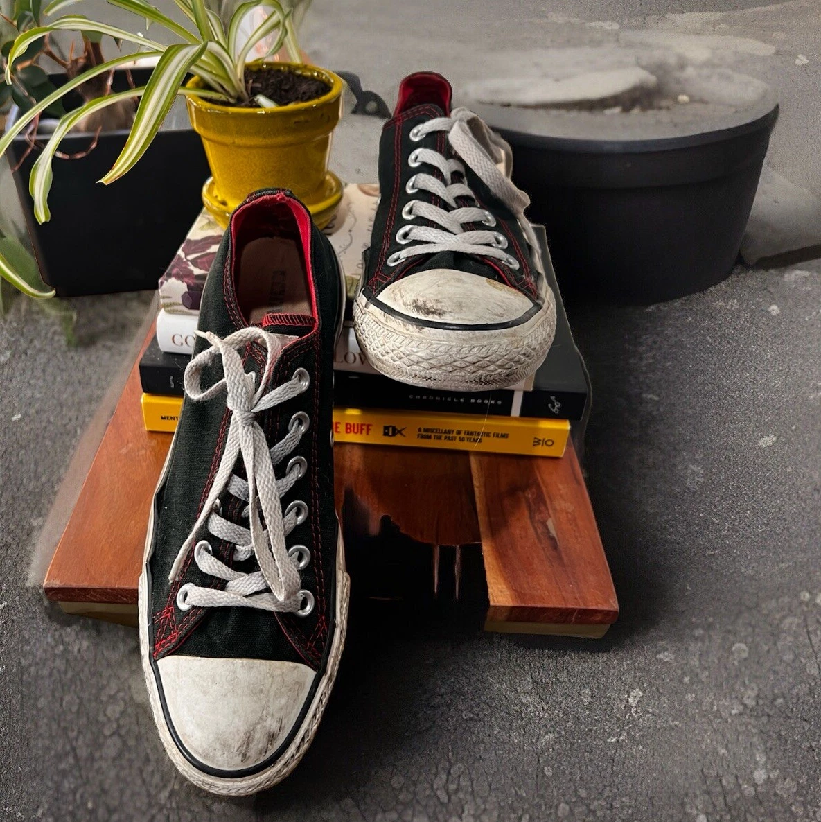 Converse vintage indossate da donna taglia 8 uomo 6 nere punto rosso