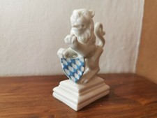 Porzellanmanufaktur Nymphenburg: Bayerischer Löwe mit Wappen auf Sockel A. Rauch