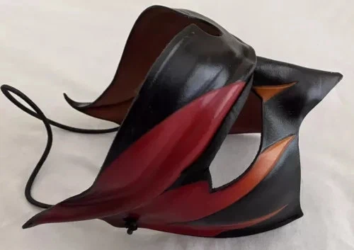 Máscara bufón de cuero firmada por Matthew Monsour Mascarada Mardi Gras Flames 2004 Foto 4 de 4