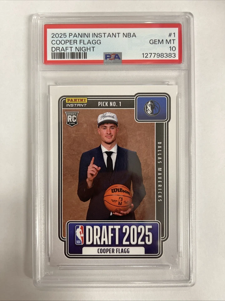 2025-26 Panini Instantáneo NBA Cooper Flagg #1 RC Rookie Draft PR/68380 PSA 10 (CANTIDAD) Foto 2 de 4