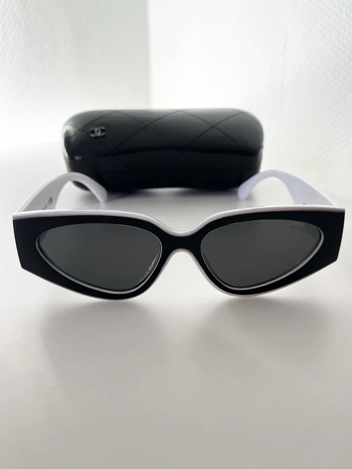 Lunettes de soleil Chanel œil de chat  Noir et Blanc NEUF boîte complet   - Photo 2/4