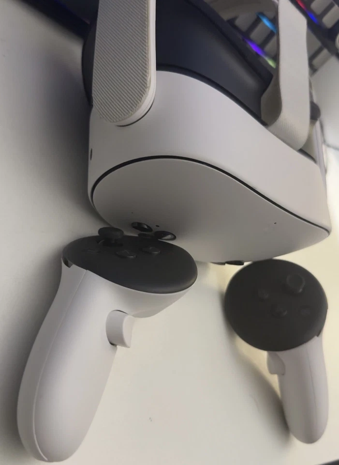 Meta Quest 3S Virtual Reality Headset 128GB - Image 2 of 4