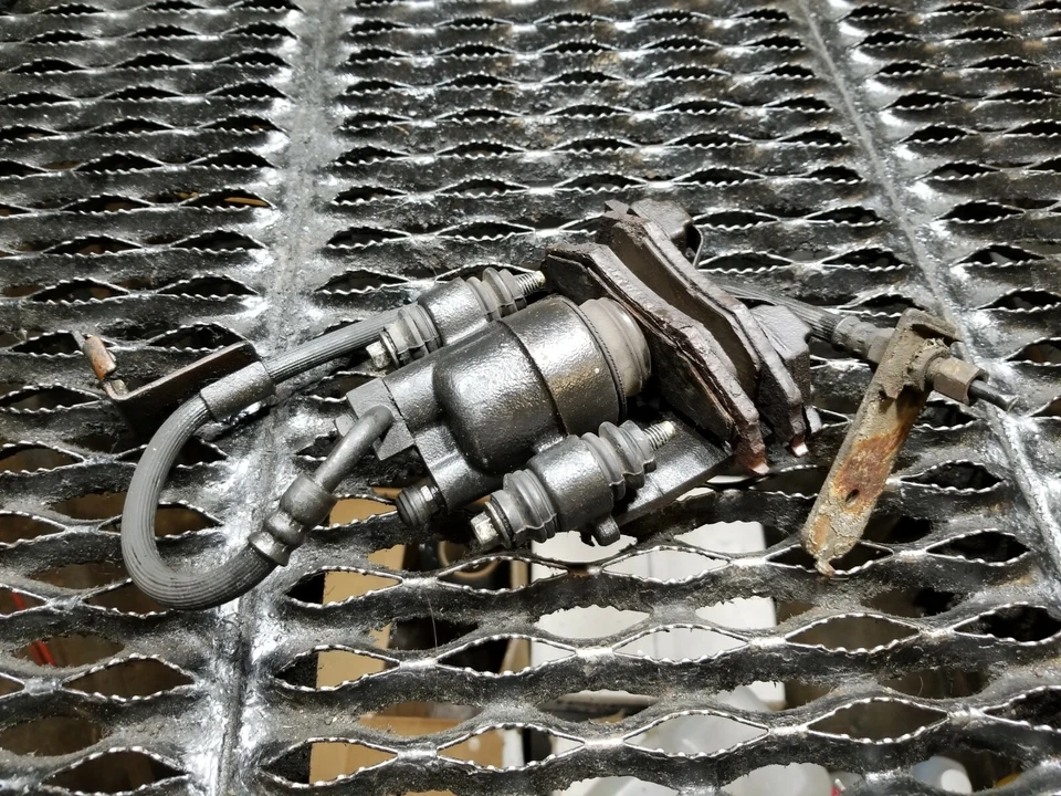 04 05 06 CHRYSLER SEBRING CONVERTIBLE PINZA DE FRENO LADO DEL PASAJERO TRASERO OEM Foto 2 de 4