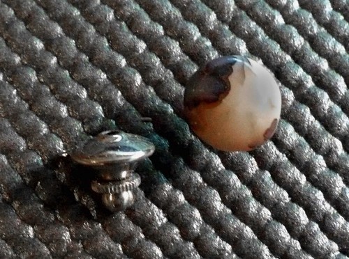 Vintage agate tie tack, earth colors, pre-owned, silver-tone fastener, no chain - Picture 4 of 4