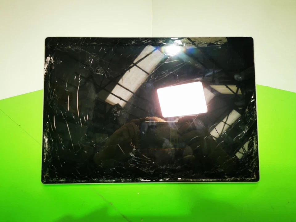 Microsoft Surface Pro (5th Gen) 12" - 8th Gen i5/8GB RAM/128GB SSD - SMASHED - Image 4 of 4