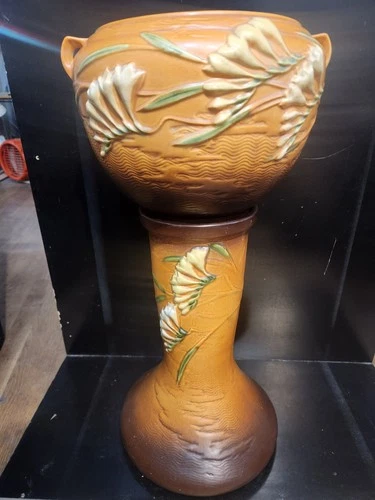 Roseville Pottery Freesia 669-8