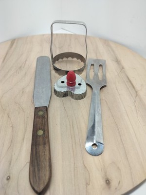 VTG KITCHEN UTENSILS BISCUIT, COOKIE CUTTER 7'' PASTERY & COOKIE SPATULA