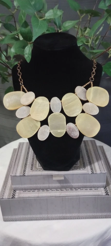 Collar llamativo concha de cuerno color beige natural, cadena dorada Foto 2 de 4