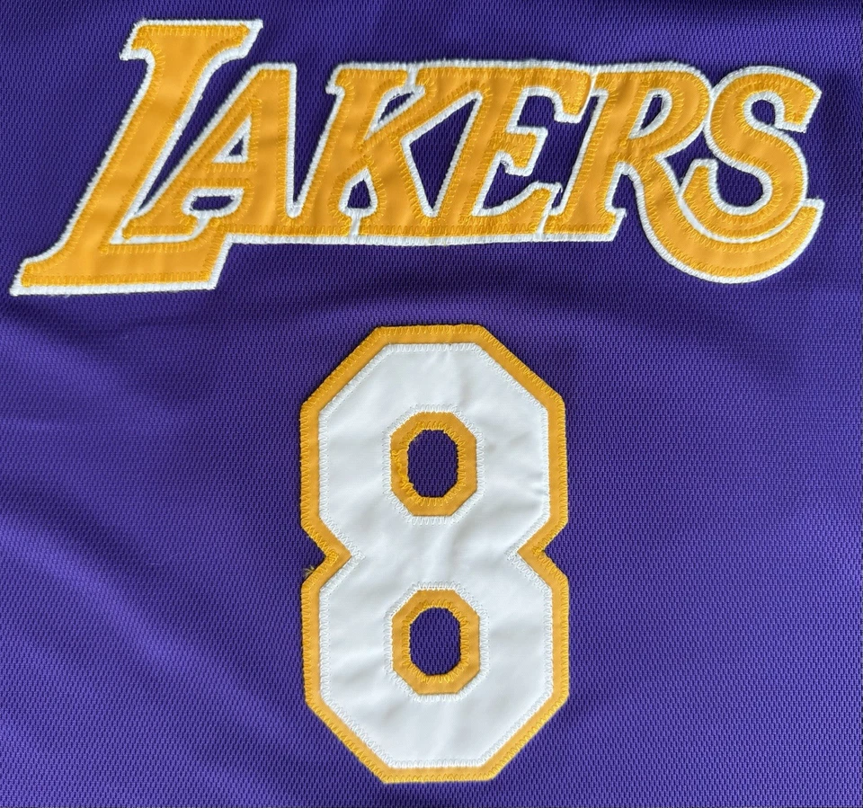 CAMISETA VINTAGE KOBE BRYANT REEBOK LOS ANGELES LAKERS #8 AUTÉNTICA COSIDA PÚRPURA 50 Foto 3 de 4