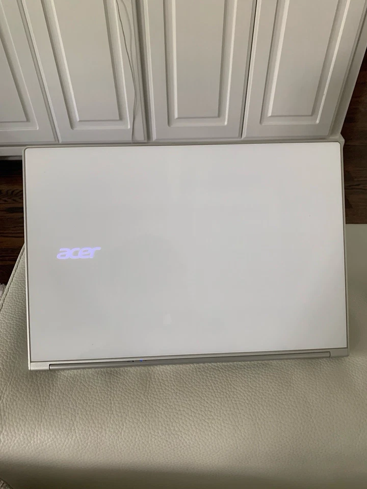 Acer Aspire S7 13.3in (256GB, Intel Core i7, 1.9GHz, 4GB) Ultrabook, Silver - Image 3 of 4