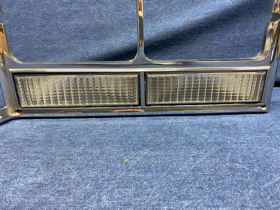 Lincoln Versailles 1977 1979 1980 luz de estacionamiento derecha y bisel de faros Foto 2 de 4