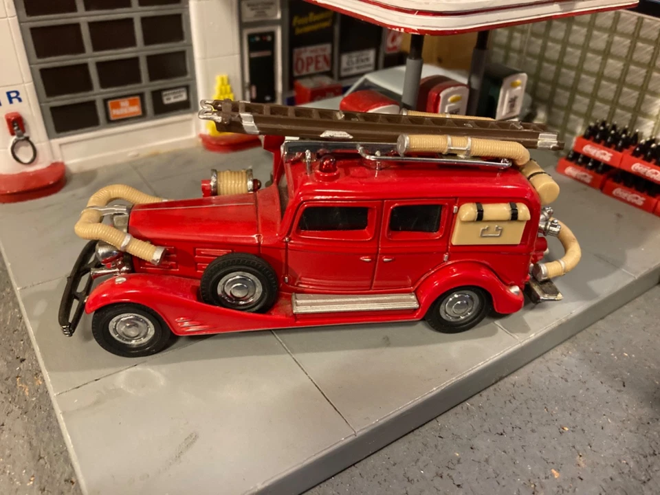 1933 Cadillac V16 Fire Truck 1:43 scale - Image 3 of 4