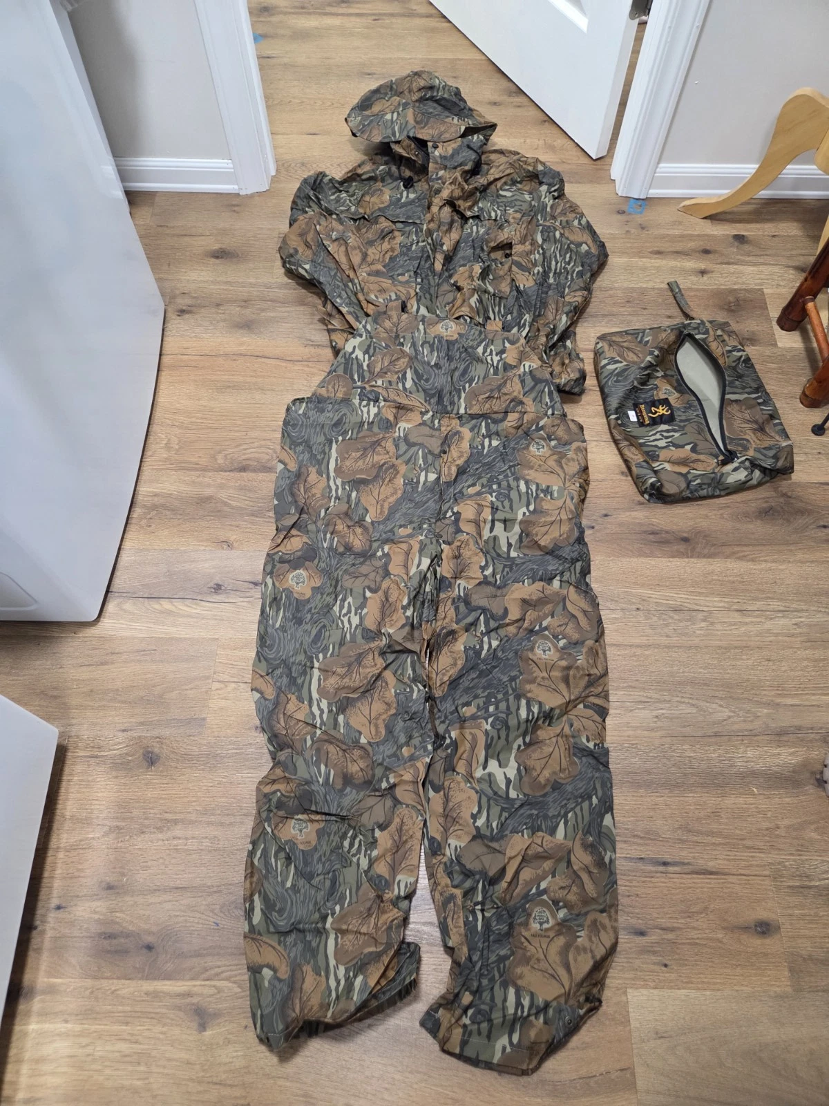 Browning Mossy Oak Fall Foliage Rain Set Size Medium With Carrying Bag Coveralls
Opens in a new wind