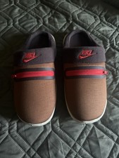 Nike Burrow NA Men's Slipper / Slides Size 6 Pecan/ Chile Red-Brown