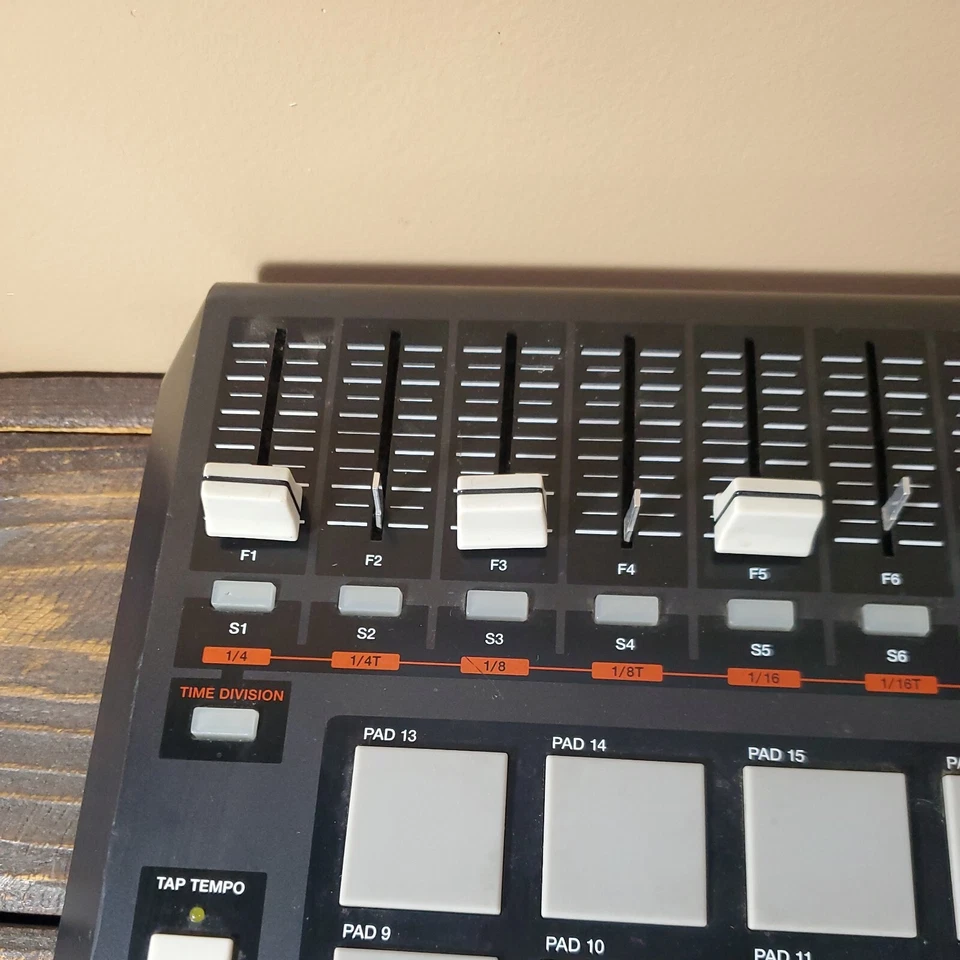 Akai Professional MPD32 Professional Audio Equipment Mixer *Untested Powers On - Image 4 of 4