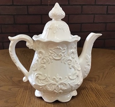 Relpo Musical White Teapot Elegant Design   Tea For Two  Tune Vintage