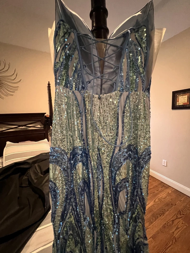 Vestido de graduación, Alyce Paris, hoja pagada azul claro, talla 8 modificado a talla 6 Foto 3 de 4