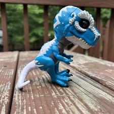 WowWee Untamed Ferocious Fingerlings Ironjaw T-Rex Chomping Dinosaur Blue Works