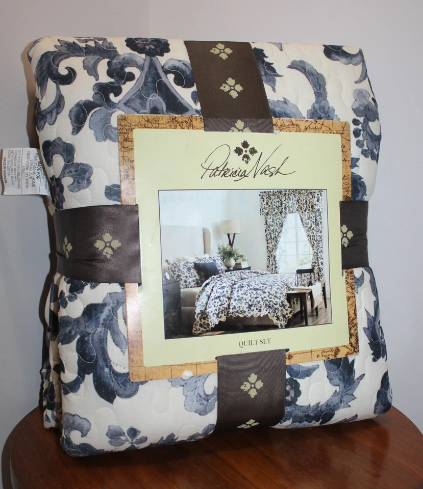PATRICIA NASH RENAISSANCE REVIVAL QUILT SET w/ 2 SHAMS BLUE & CREAM QUEEN SIZE - Image 2 of 4