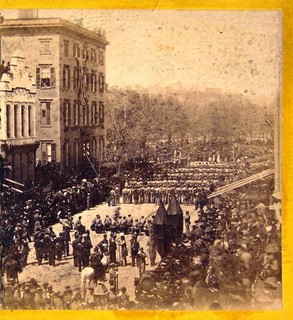 FOTO DE VISTA ESTÉREO DE 1865 FUNERAL DE ABRAHAM LINCOLN CON THEODORE ROOSEVELT observando