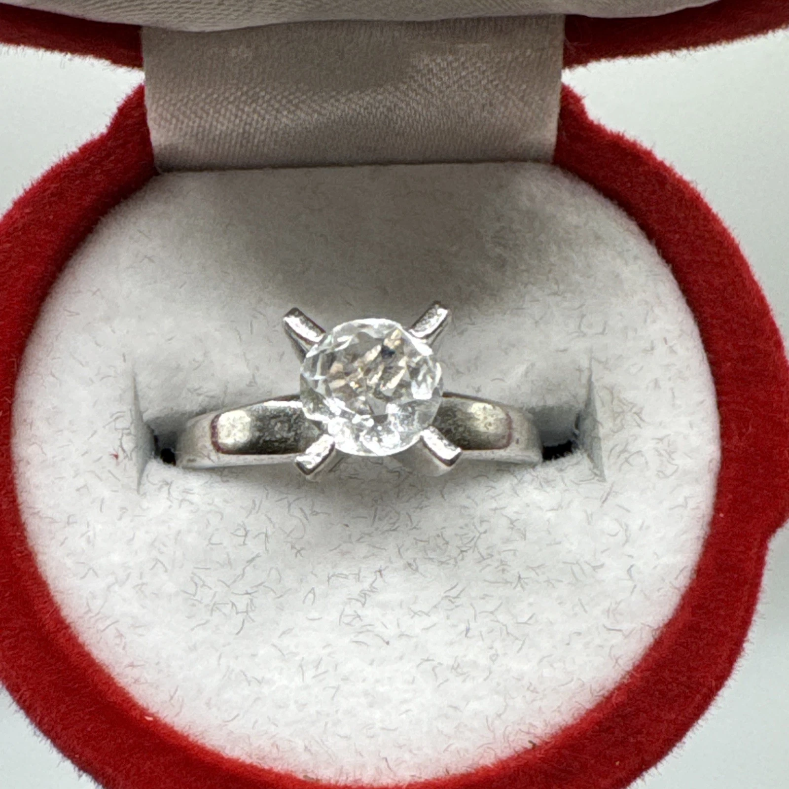 Bague vintage fantaisie avec pierre. Taille 51.