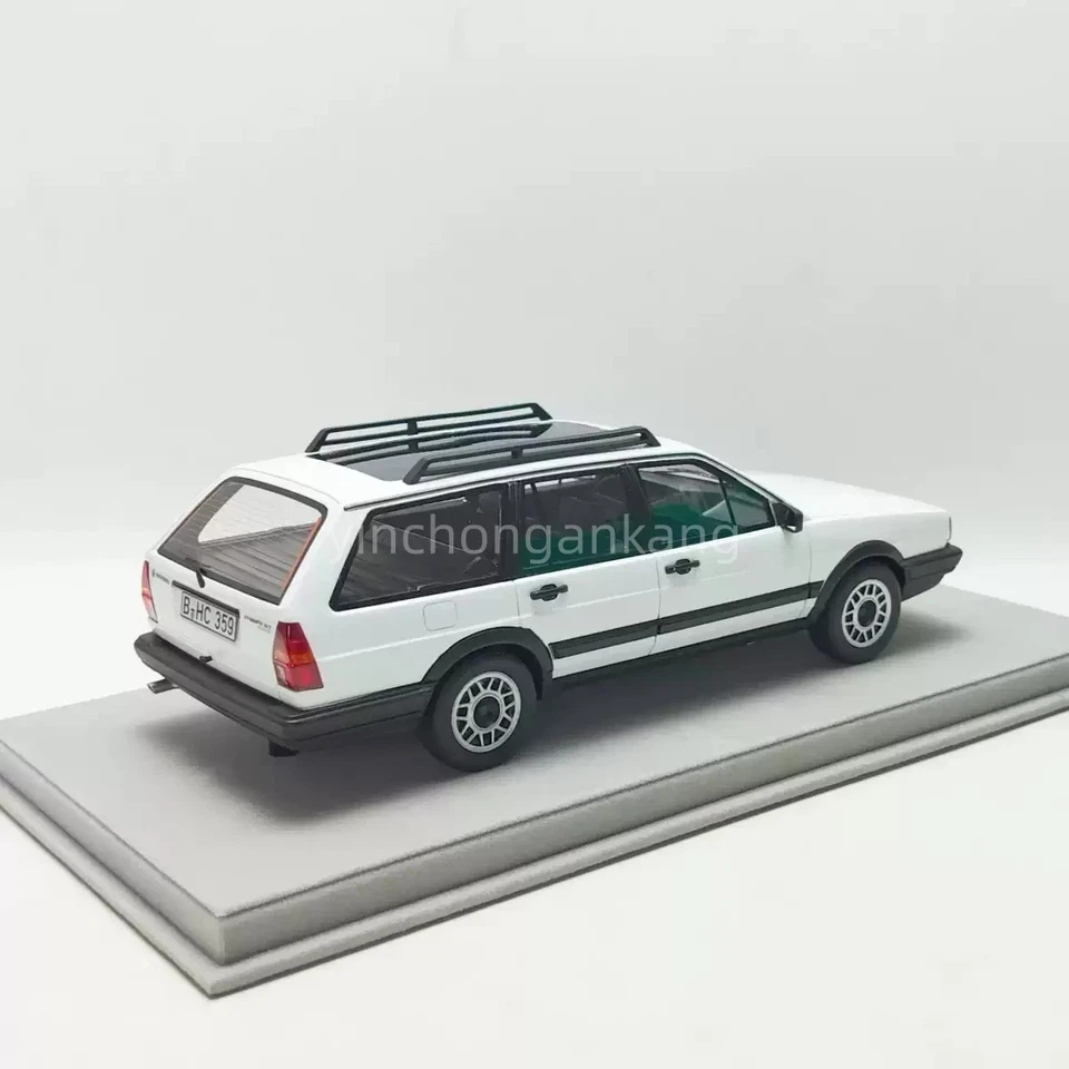 Engup 1:18 VW Passat 32B Variant Resin Car Model - Image 2 of 4