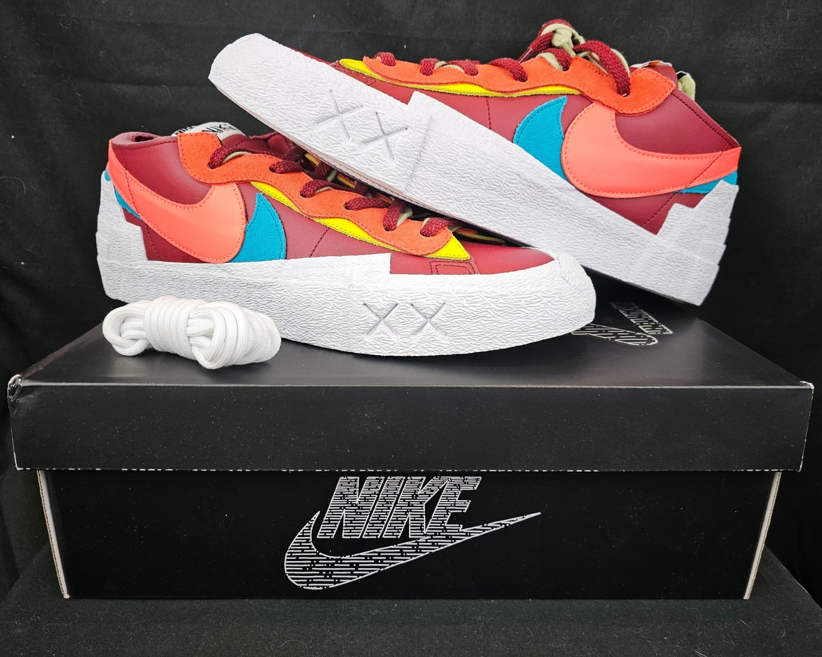 SACAI X NIKE Nike Blazer Low Sacai x KAWS Rosso DM7901 600 Uomo Taglia 13 US NUOVO
