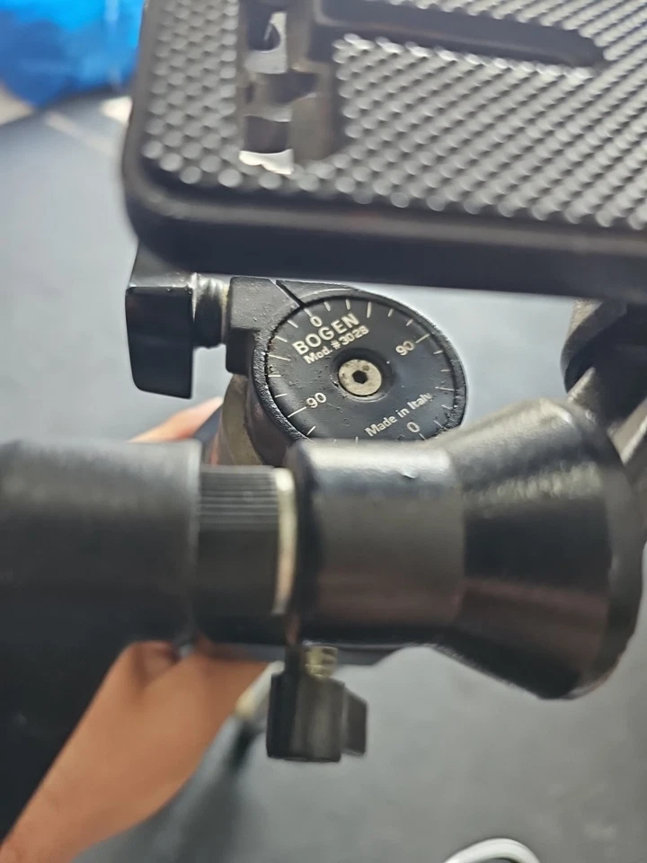 Bogen Manfrotto Model 3020 Professional Tripod w/Model 3028 Head Made in Italy - Image 2 of 4