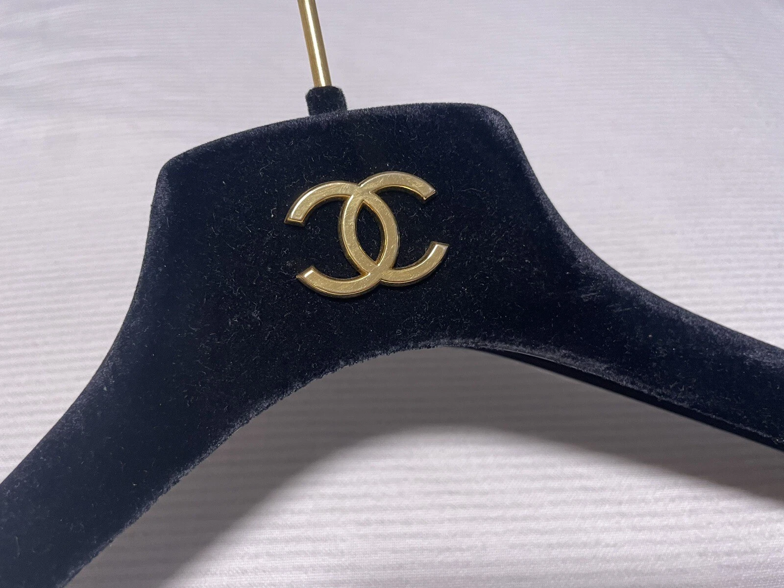 CHANEL ~ Appendino singolo NERO VELLUTO ORO LOGO CC PER MAGLIETTE O GIACCHE