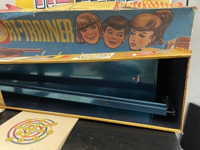Jeu De Tir Vintage En Tôle Lithographiée - Sport Trainer Par Technofix