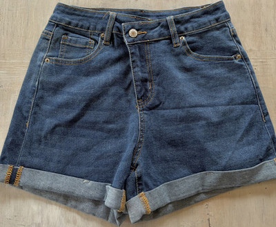 Sz 4 High waisted Medium Wash Cuffed Jean Shorts Classic Summer drip