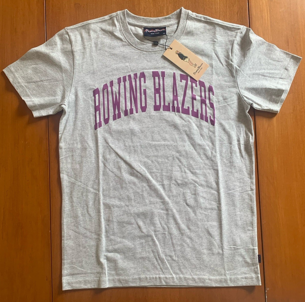 FILA T shirt uomo Rowing Blazers Collegiate Tee viola Spellout nuova con etichetta piccola (etichetta XS)