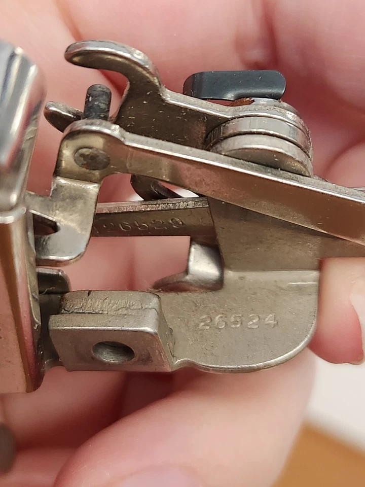 1930 Raro Singer Accesorio Bordado 26532 Caja 26538 Herramienta Lado Negro Foto 4 de 4