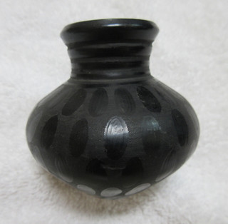 VERY NICE SANTA CLARA POTTERY OLLA NR!