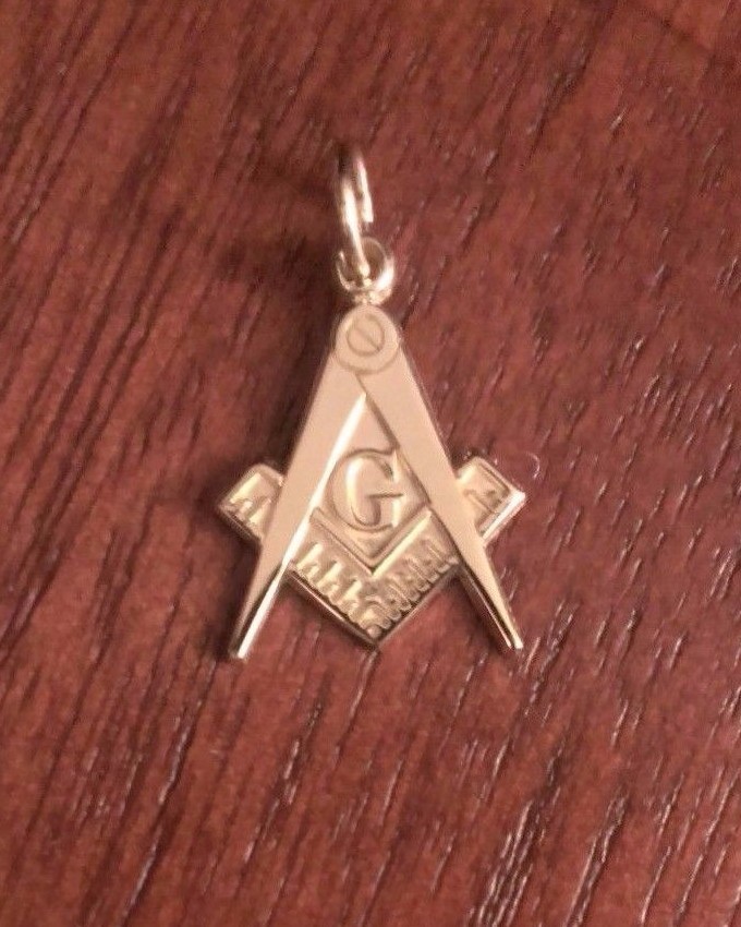 Small Masonic Charms Small Circle Pendant In Gold With The Square