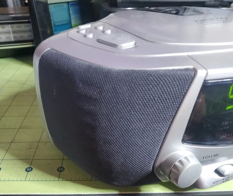 2002 Lenoxx Sound CDR-190 AM FM CD Player Clock Radio  Fully Functional  - Image 4 of 4