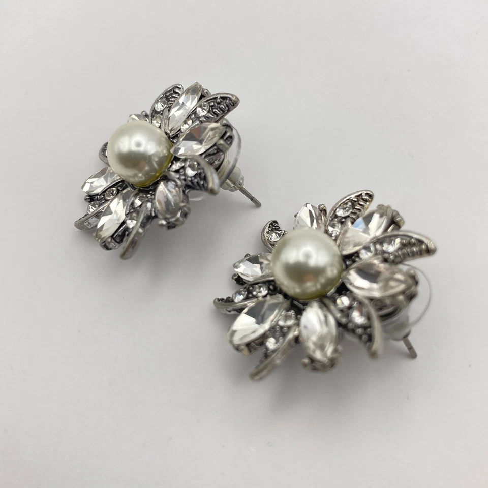 Pendientes perforados vintage de perlas florales con estrás tono plata MCM noche fiesta Foto 3 de 4