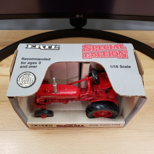 Ertl McCormick Farmall Cub Tractor Special Edition Diecast 1:16 - Picture 7 of 11