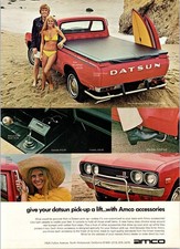 Amco Car Accessories 1973 camioneta pickup Datsun bikini amarillo arte publicitario impreso vintage