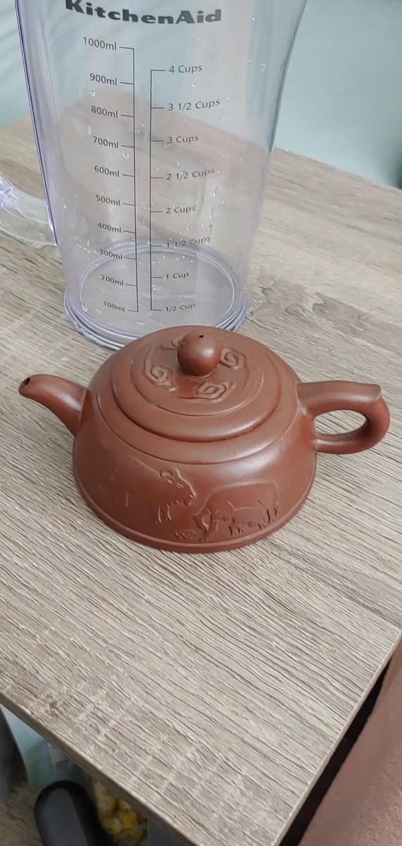 张秀玲阳刻三羊开泰祥云玉壁底紫砂壶Vintage China Yixing Zisha 张秀玲阳刻三羊开泰祥云玉壁底紫砂壶Vintage China Yixing Zisha
