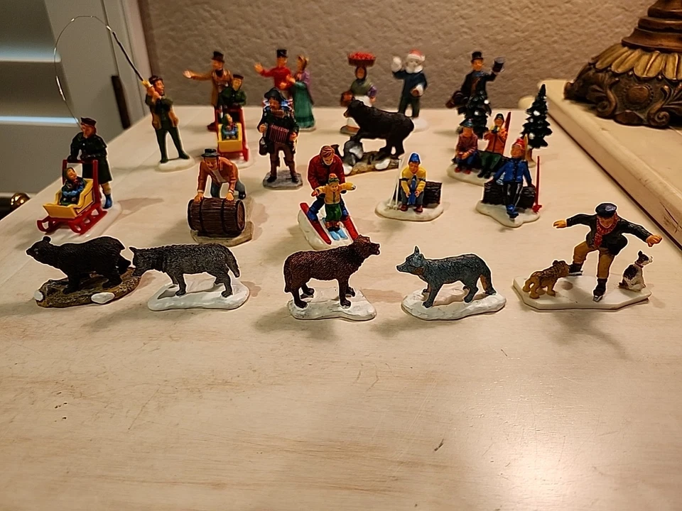 Лот товаров LEMAX Christmas Village люди, деревья, животные и аксессуары 24 шт. - Изображение 2 из 4