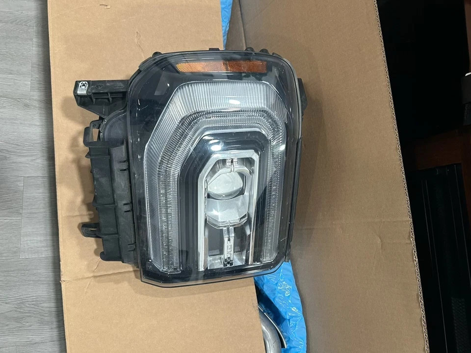 FARO DERECHO CAMIÓN GMC SIERRA DENALI 1500 2018 es el año Foto 3 de 4