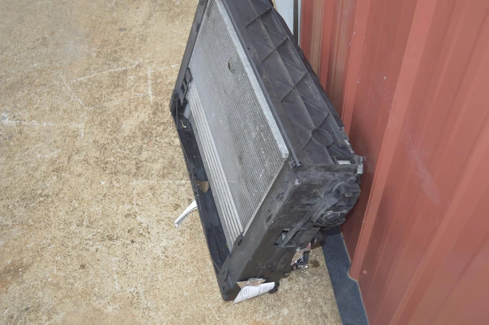 2009-2015 BMW 750LI G02 4.4L RADIATOR COOLING FAN MOTOR ASSEMBLY W/ COOLER OEM Foto 2 de 4