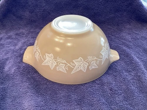 Pyrex 1 1/2 Quart Sandalwood Ivy Mixing/Serving Bowl 442 EUC Made in the USA