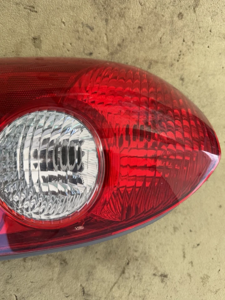 Conjunto de luz trasera izquierda del lado del conductor Mazda Protege 5 2002-2003  Foto 3 de 4
