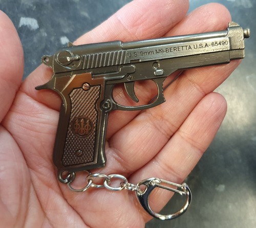Llavero de pistola semiautomático modelo M9 Beretta de colección metal sólido 6 cm vendedor UKS - Imagen 2 de 4