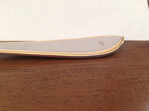VAJILLA DE ACERO INOXIDABLE 18/8 COREA ""HILO NEWBURY DORADO"" PATRÓN CUCHARA PARA SERVIR - Imagen 3 de 7