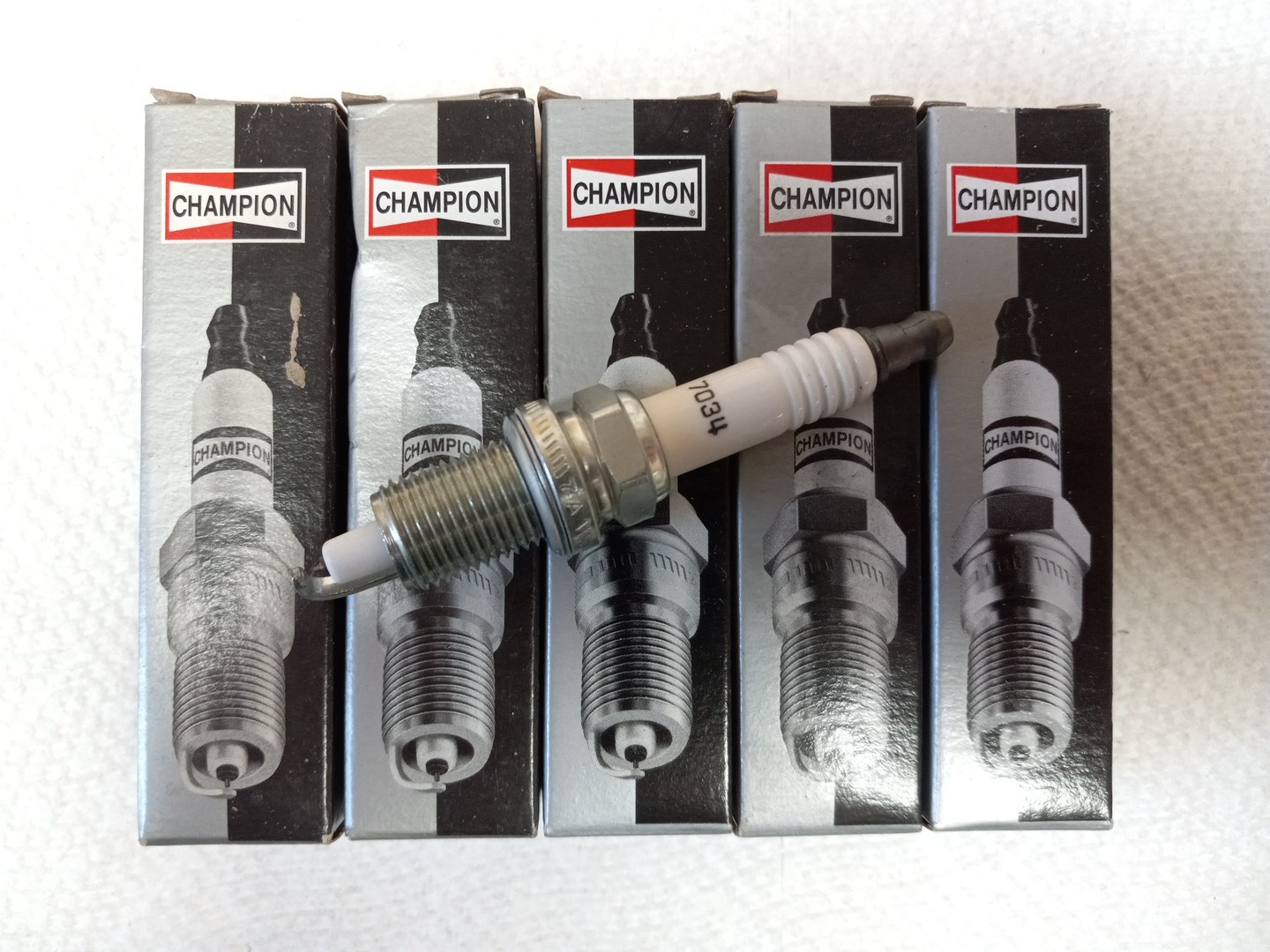 New Lot of 5 Champion Copper Plus Spark Plugs 7034