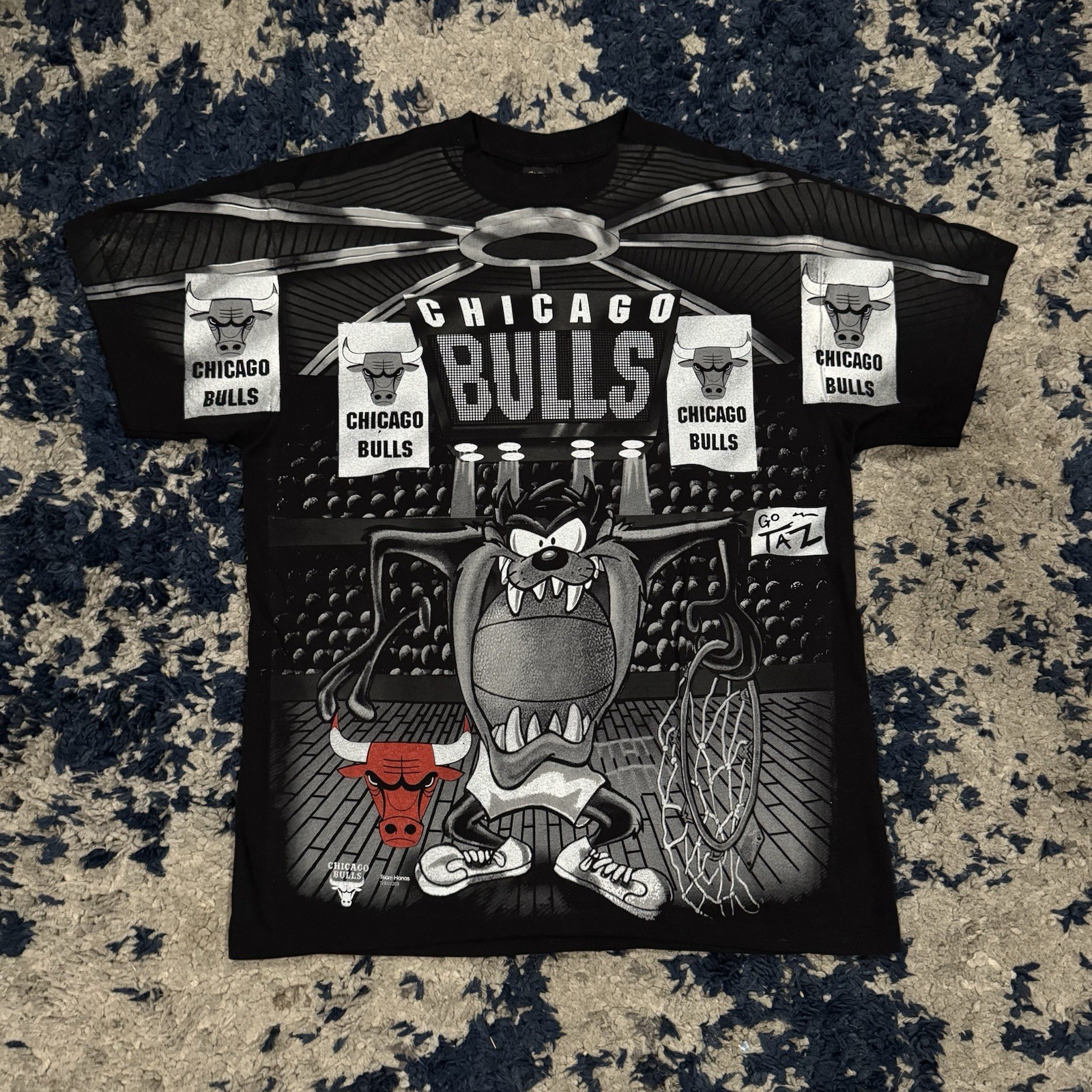 Vintage 1990s Single Stitch Looney Tunes Chicago Bulls Graphic Tee Taz